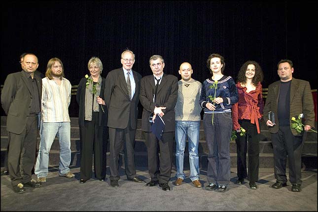 The Jury and the winner: (f.l.t.r.) Mirsad Purivatra, / Boris Mitic / Eva Vezer / Ulrich Gregor (Head of Jury) / Levan Zakarejsvili (Best Film) / Aleksej German Jr. (Best Director) / Ivona und Anita Juka (Hertie-Dokumentary Award) / Putyi Horvath, (Award of the Federal Foreign Office)